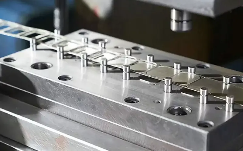 Welke apparatuur wordt gebruikt om te stempelen?