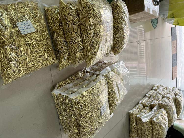 Opnieuw een grote zending koperen buisvormige klinknagels naar Maleisië!