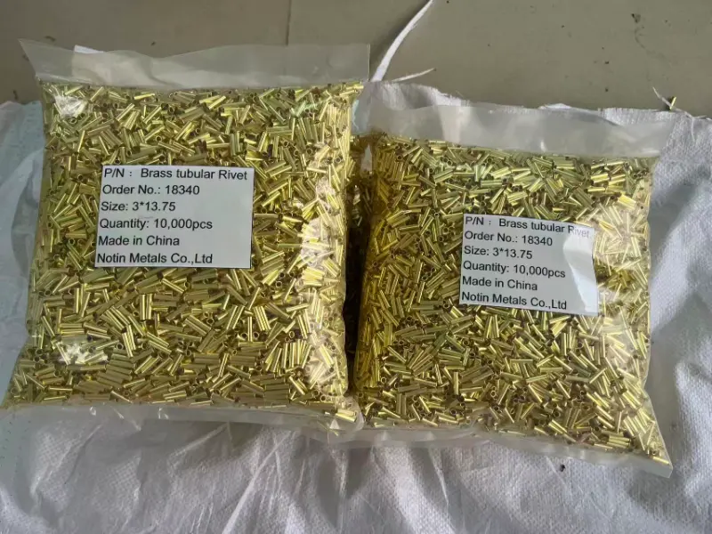 Voorbeeldbestelling voor buisvormige klinknagels gaat naar Groot-Brittannië