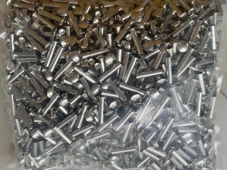Nuote Metals verscheept halve buisvormige klinknagels naar Mexico – voor opklapbaar meubilair is 24 uur zoutnevel verstreken